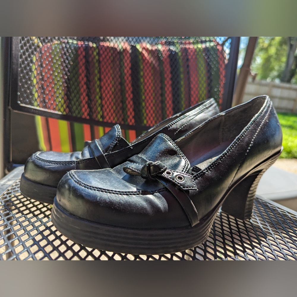 l.e.i. 8 black "leather" loafer heels with bow